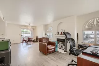 Photo #4: 2390903 Listing