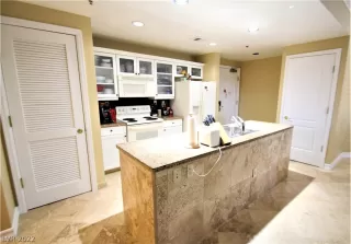 Photo #5: 2390935 Listing