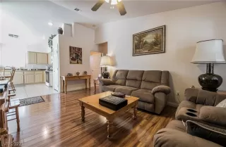 Photo #4: 2390947 Listing