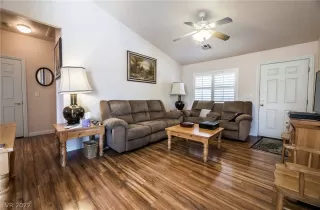 Photo #5: 2390947 Listing