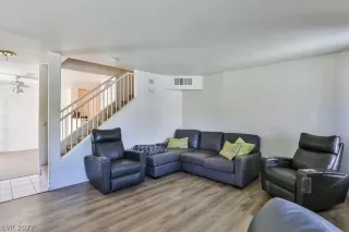 Photo #4: 2390954 Listing