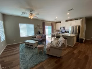Photo #2: 2390987 Listing