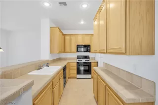 Photo #3: 2391008 Listing 