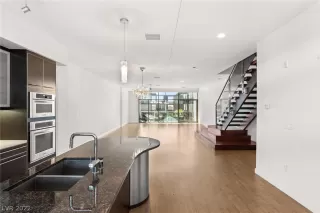 Photo #2: 2391102 Listing