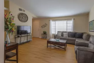 Photo #5: 2391413 Listing