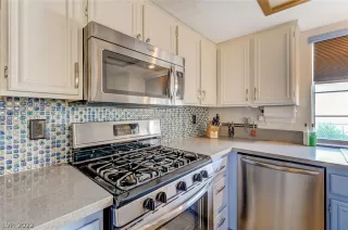 Photo #6: 2391432 Listing