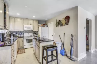 Photo #5: 2391501 Listing 