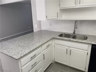 Photo #4: 2391956 Listing