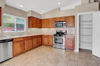 Photo #6: 2391958 Listing