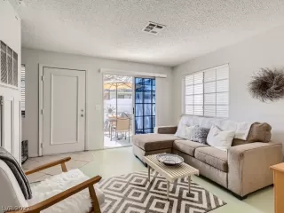 Photo #2: 2391960 Listing