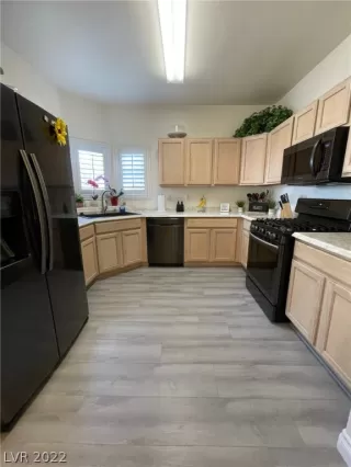 Photo #5: 2392070 Listing 