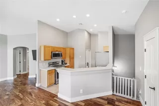 Photo #5: 2392081 Listing