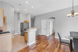 Photo #6: 2392081 Listing