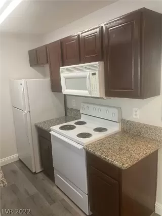 Photo #6: 2392098 Listing 