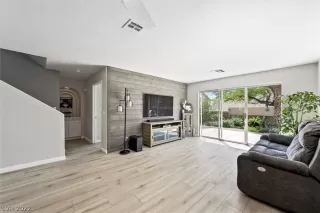 Photo #4: 2392217 Listing