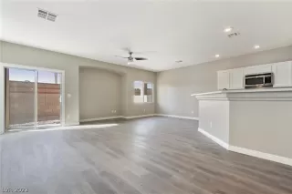 Photo #3: 2392431 Listing 