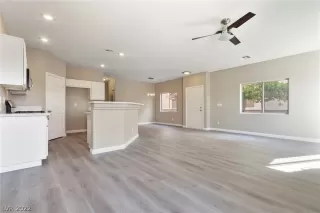 Photo #5: 2392431 Listing 