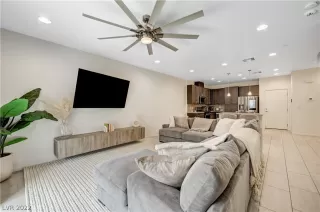 Photo #4: 2392537 Listing 