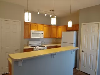 Photo #5: 2392731 Listing 