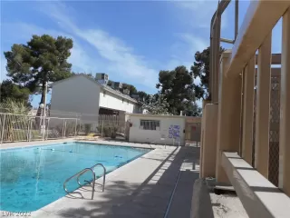 Photo #5: 2392878 Listing 