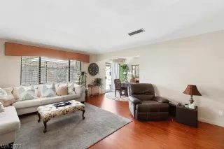 Photo #5: 2393103 Listing 