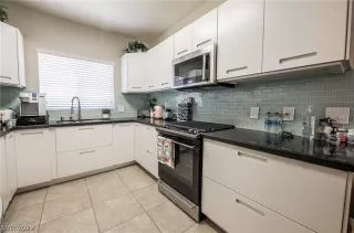 Photo #6: 2393747 Listing