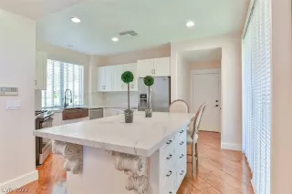 Photo #6: 2394134 Listing