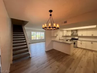 Photo #4: 2394198 Listing