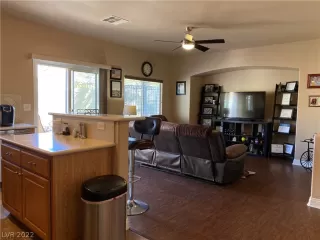 Photo #5: 2394228 Listing