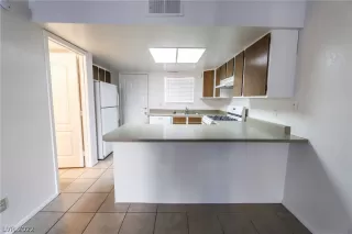 Photo #5: 2394296 Listing