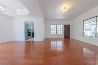 Photo #3: 2394329 Listing