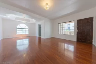 Photo #5: 2394329 Listing