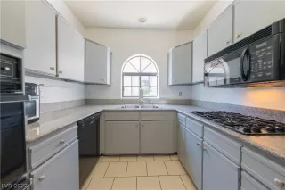 Photo #6: 2394329 Listing