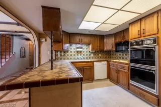 Photo #1: 2394446 Listing