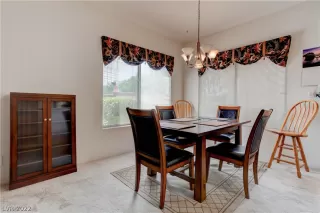 Photo #5: 2394819 Listing