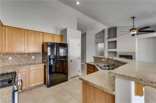 Photo #6: 2394963 Listing