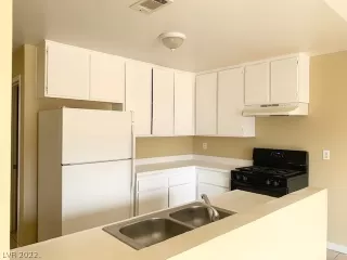 Photo #5: 2394982 Listing