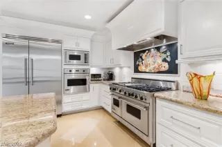 Photo #4: 2395090 Listing