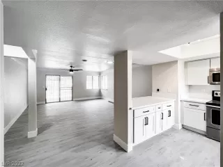 Photo #5: 2395205 Listing