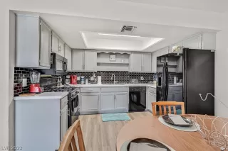 Photo #5: 2395279 Listing 