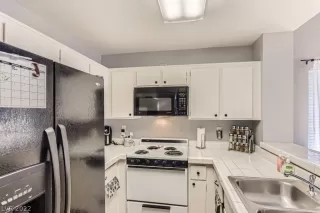 Photo #3: 2395641 Listing