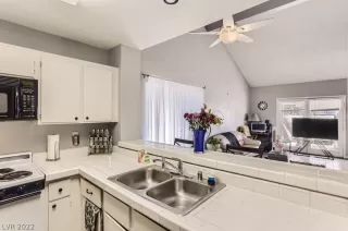 Photo #4: 2395641 Listing