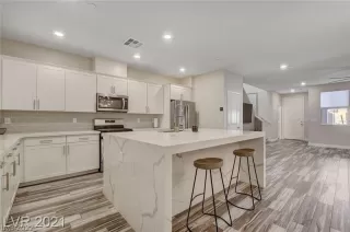 Photo #5: 2395987 Listing 