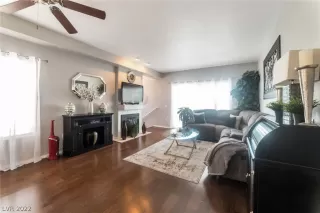 Photo #4: 2396121 Listing