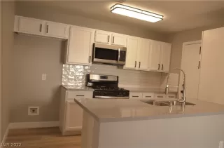 Photo #5: 2396553 Listing