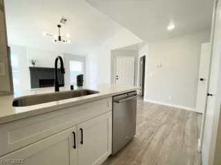 Photo #5: 2396597 Listing