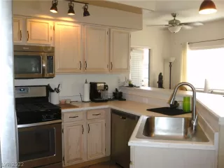 Photo #5: 2396833 Listing