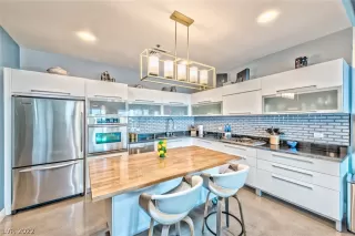 Photo #5: 2396841 Listing