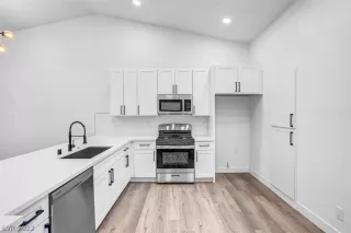 Photo #3: 2396877 Listing 