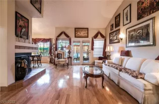 Photo #4: 2396926 Listing